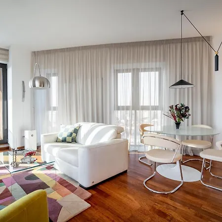 View Point Rooftop | Parking Apartment *